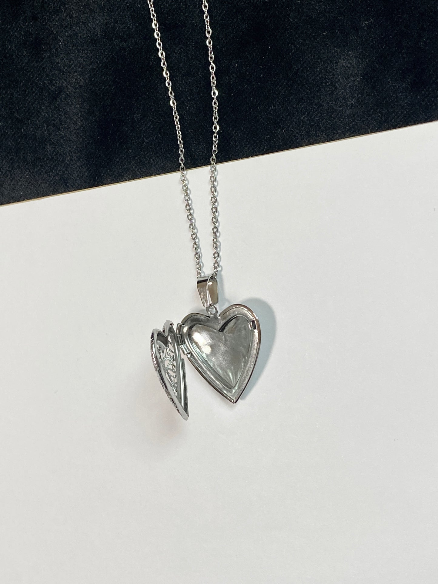 قلادة صورة بداخل قلب