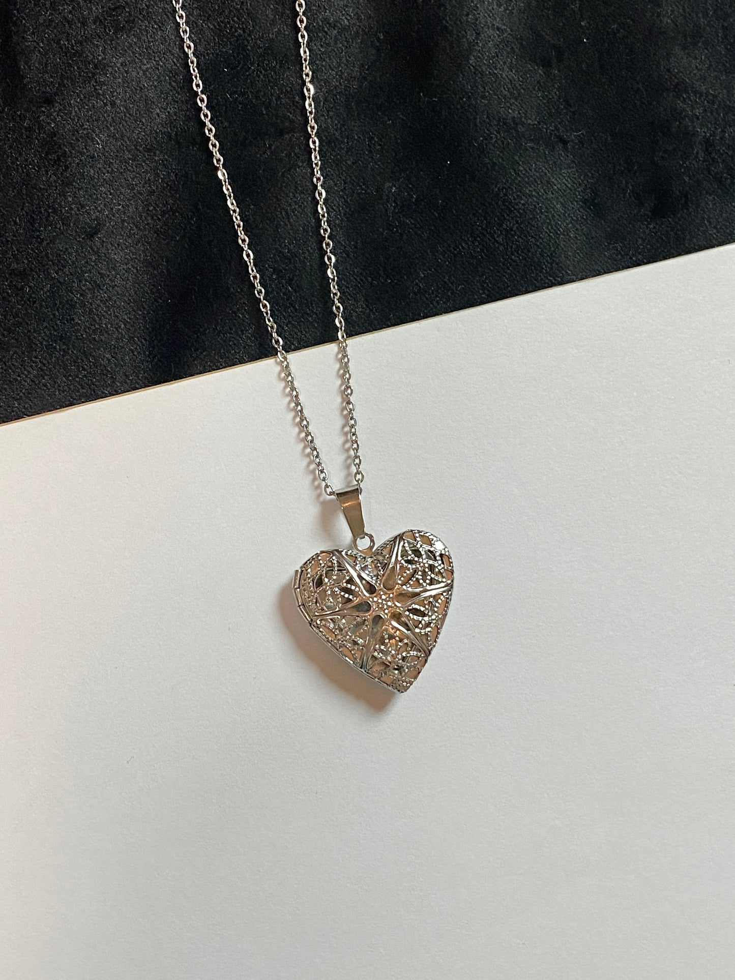 قلادة صورة بداخل قلب