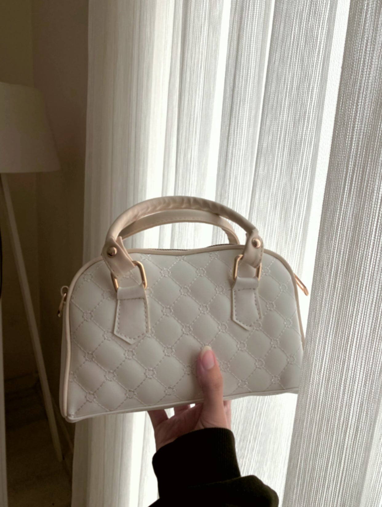 حقيبة يد لون ابيض