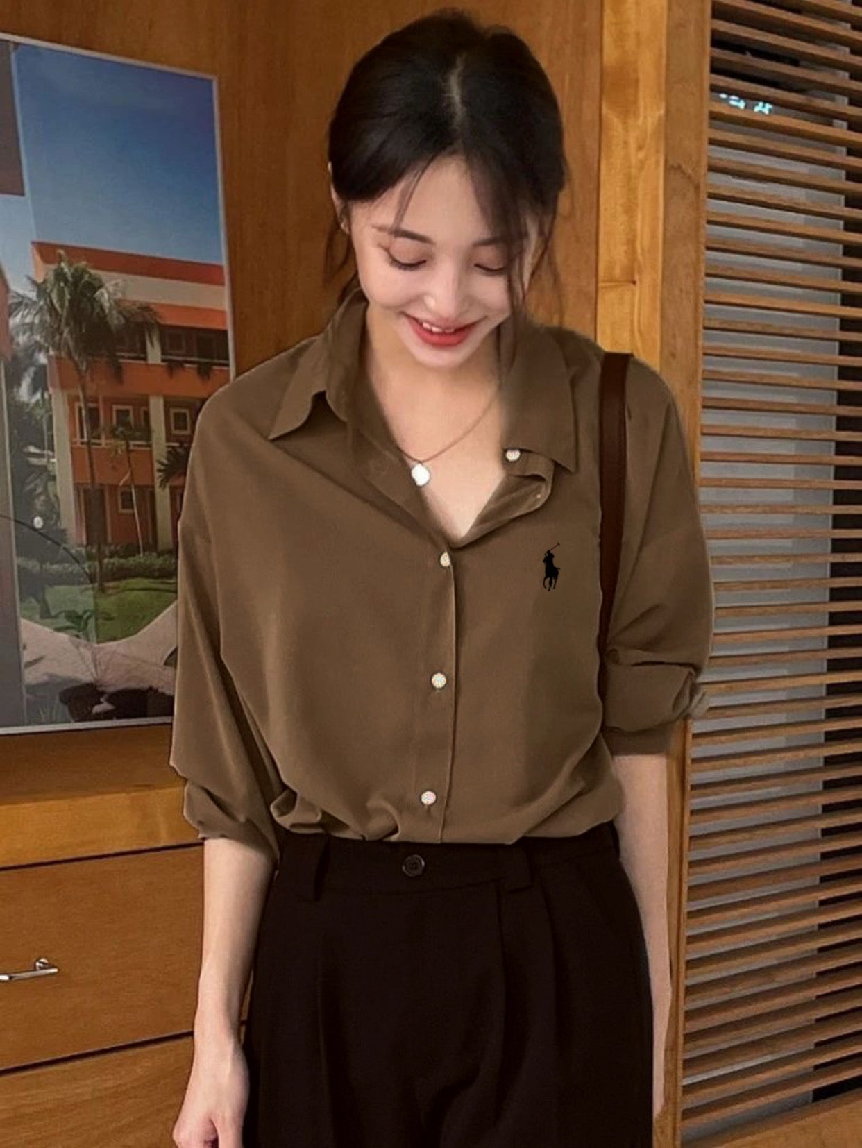 قميص بولو بني