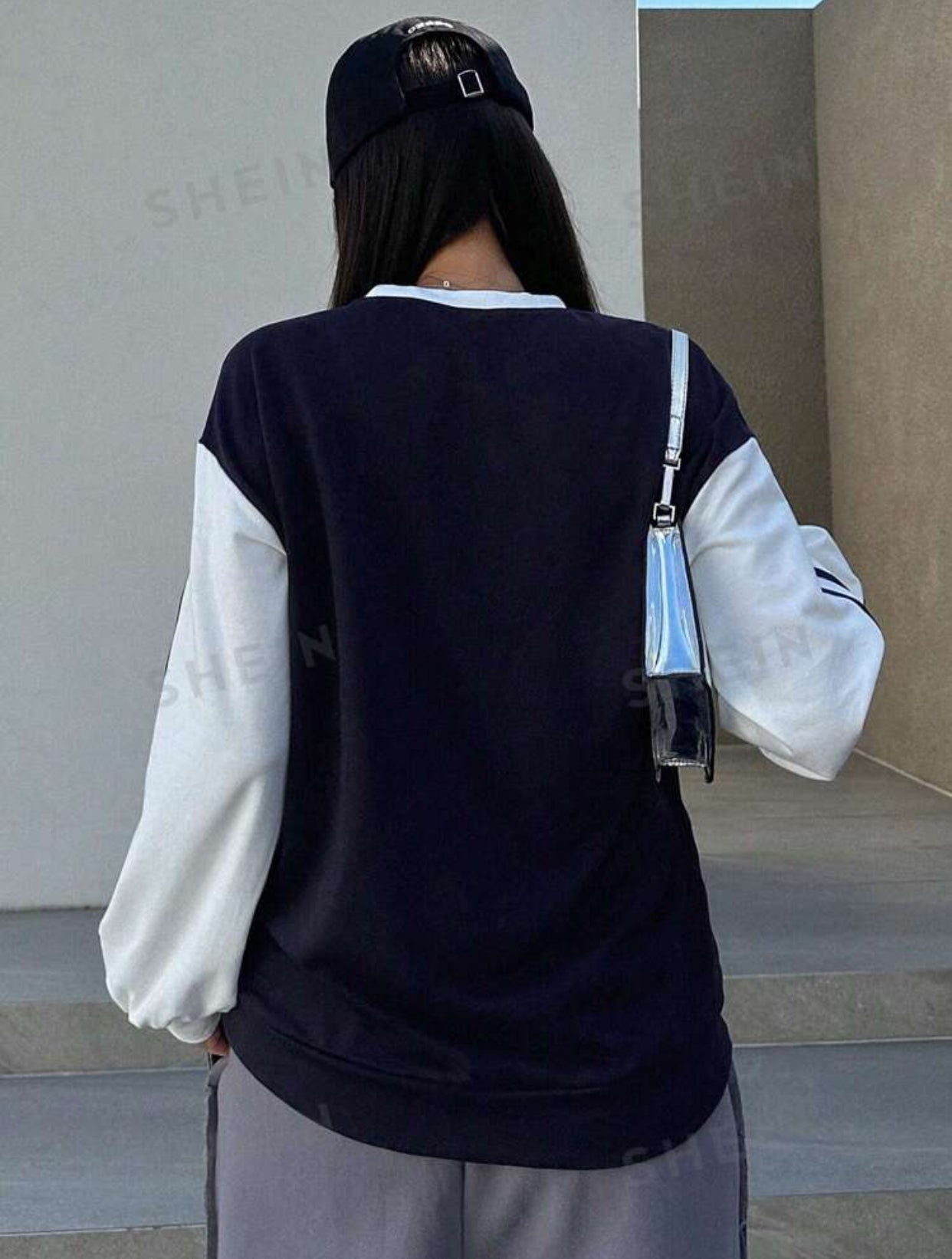 سويت شيرت اسود وابيض