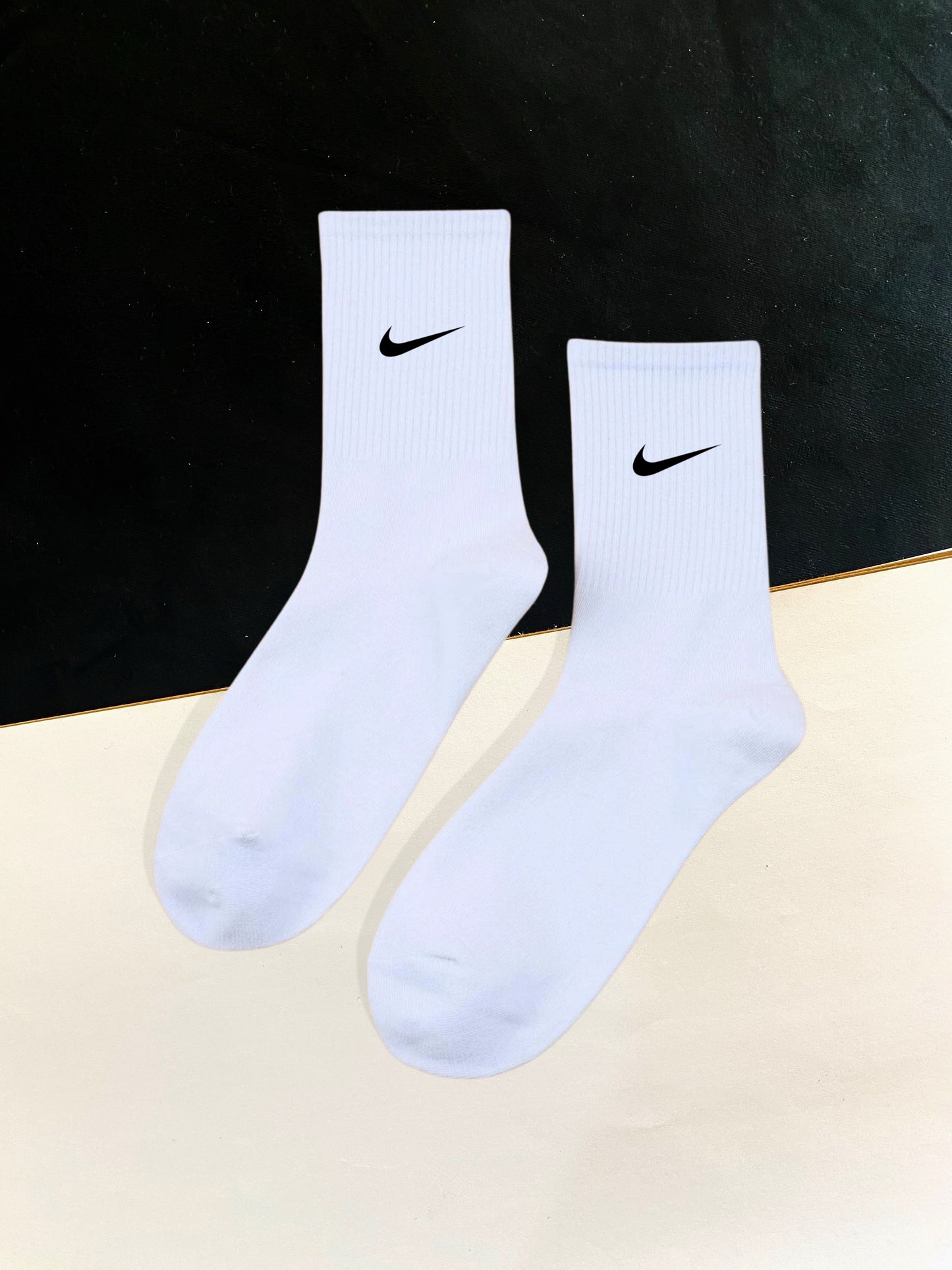 جوارب نايك ابيض