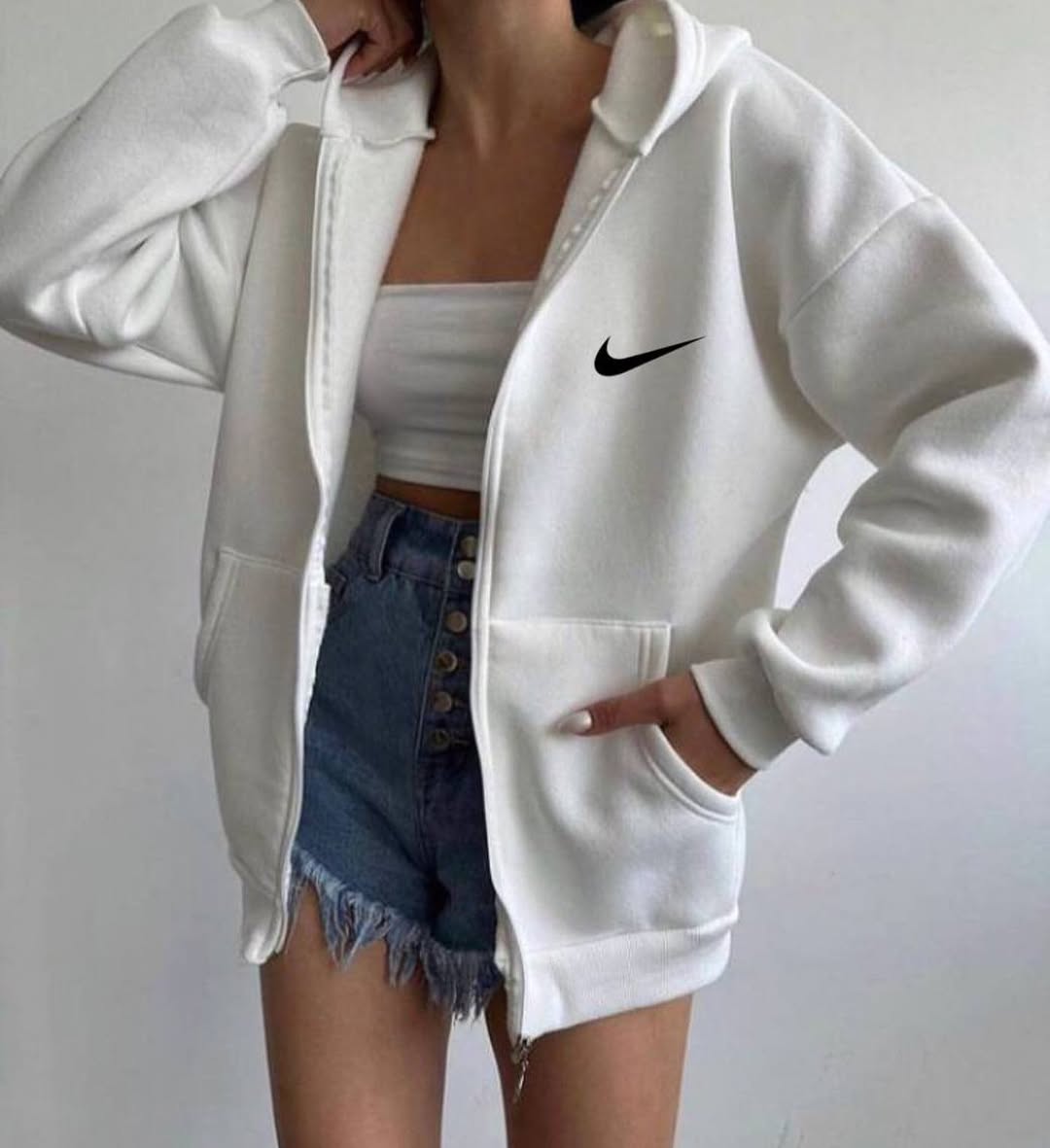 جاكيت نايك ابيض