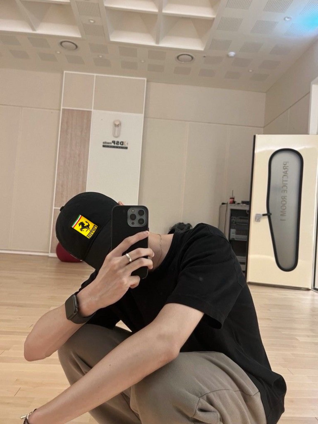 قبعة اسود فيراري