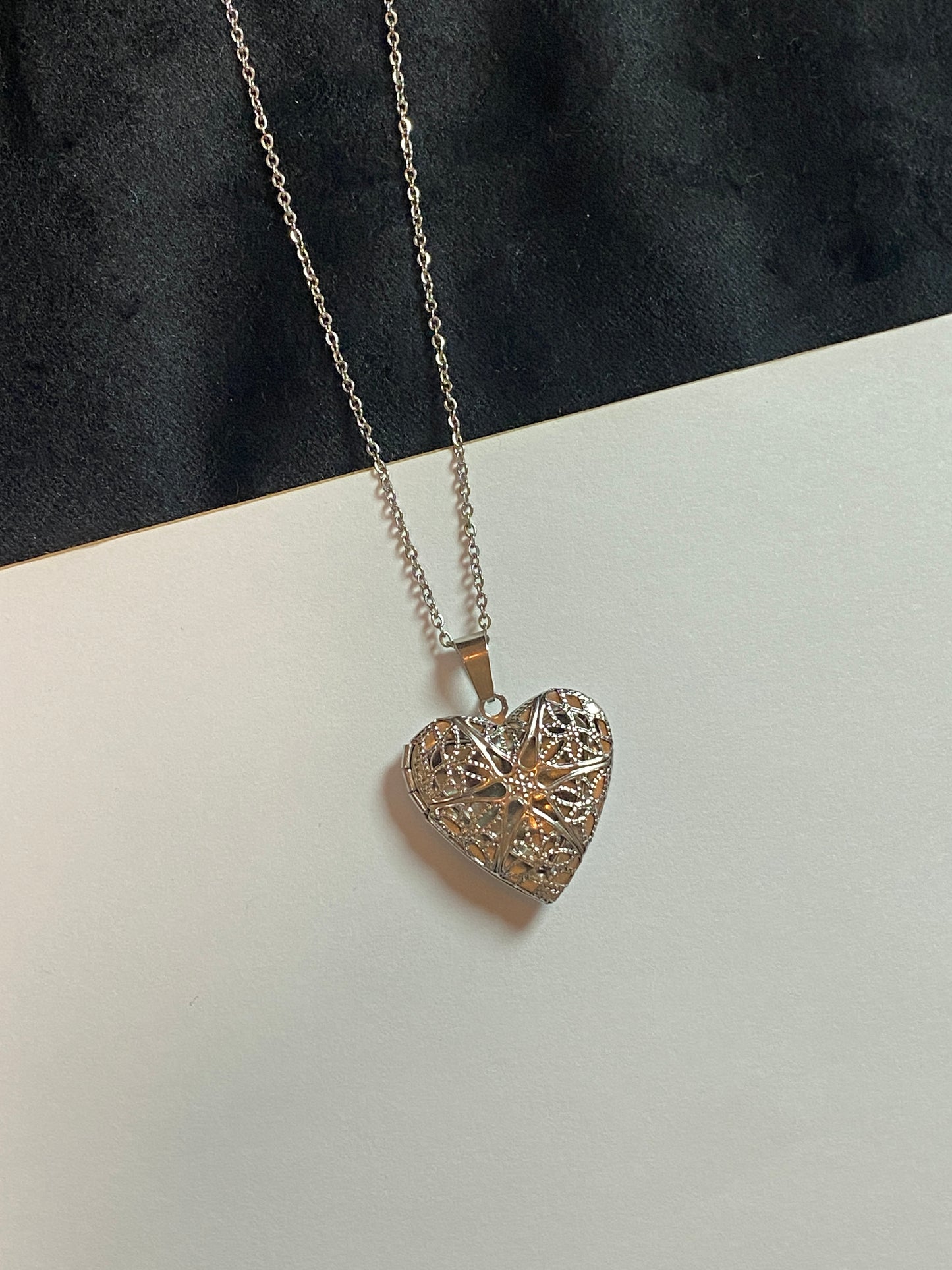 قلادة صورة بداخل قلب