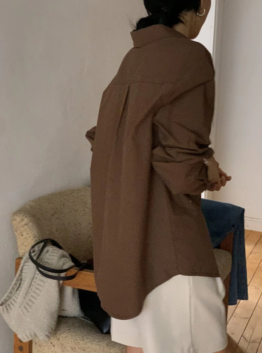 قميص بني كلاسيك مع جيب