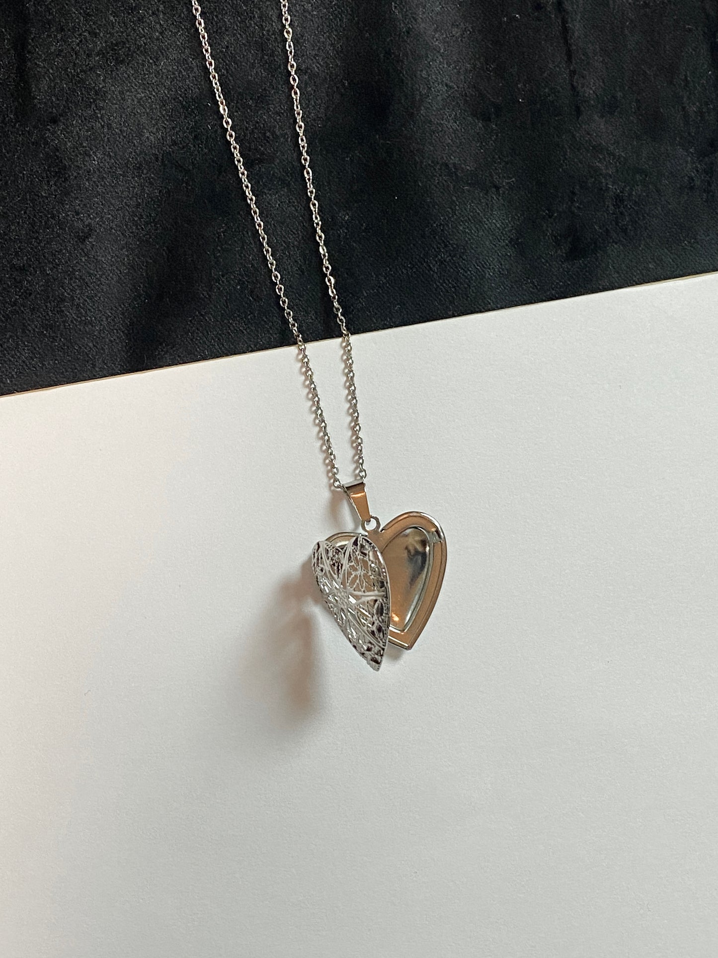 قلادة صورة بداخل قلب