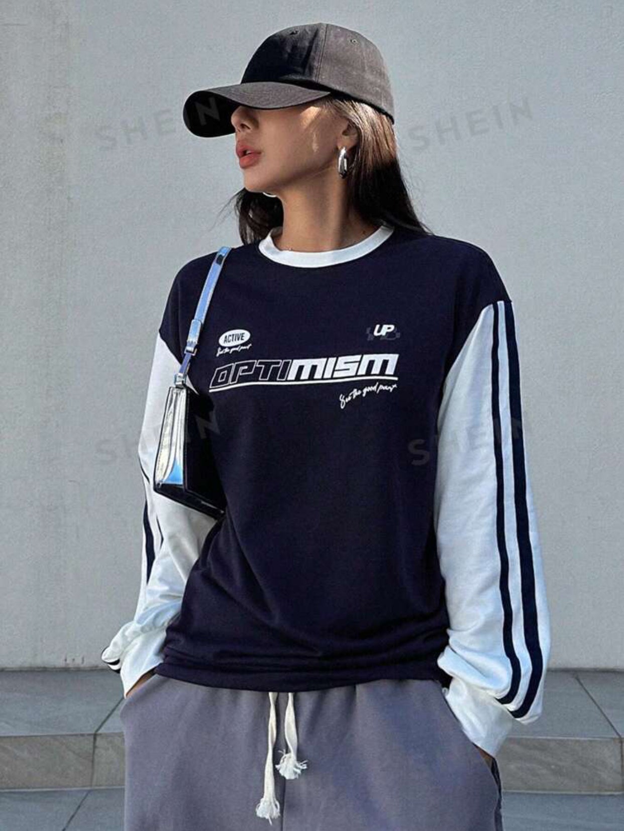سويت شيرت اسود وابيض