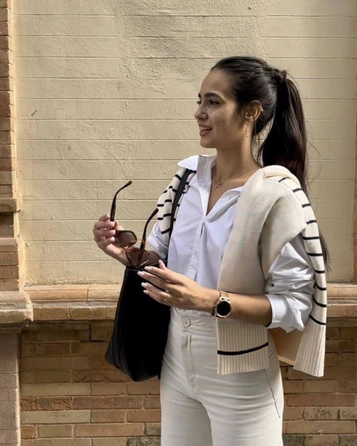 سويتشيرت زارا مخطط ابيض