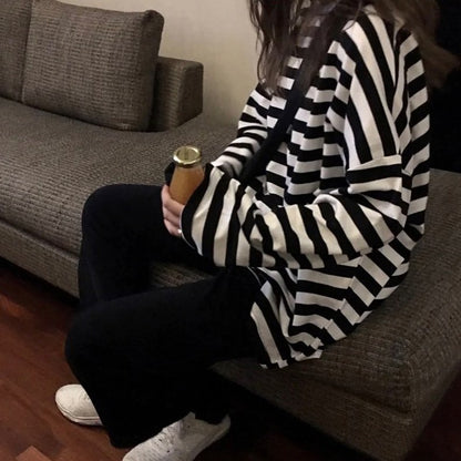 سويت شيرت مخطط ابيض واسود