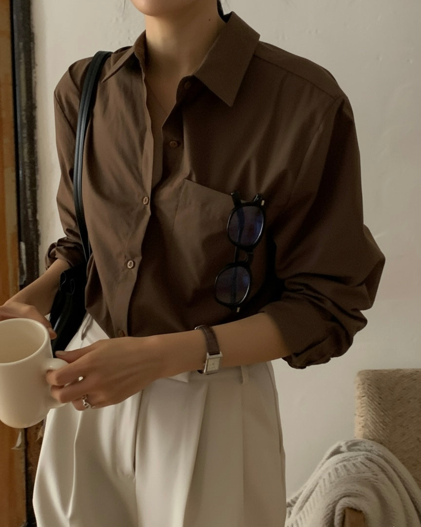 قميص بني كلاسيك مع جيب